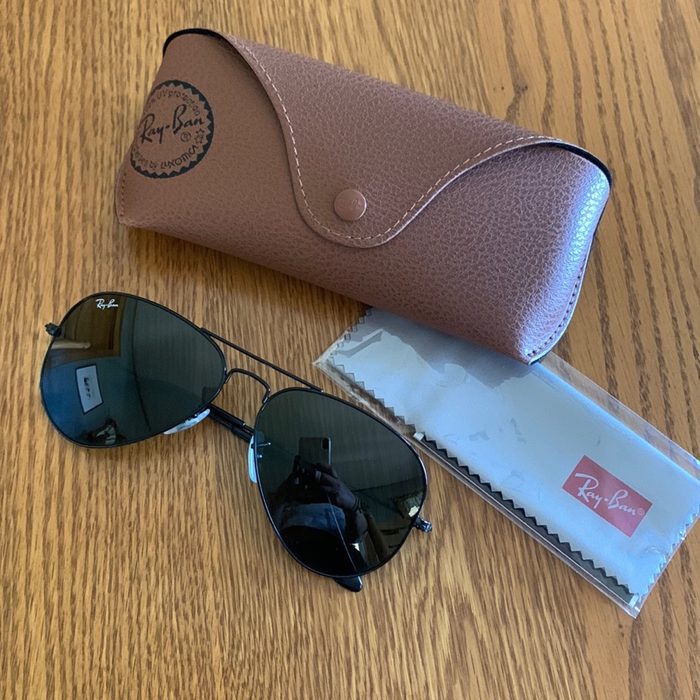 Ray-Ban black aviators